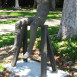 Fotografia przedstawiająca Rzeźby Magdaleny Abakanowicz w przestrzeni otwartej