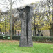 Fotografia przedstawiająca Rzeźby Magdaleny Abakanowicz w przestrzeni otwartej