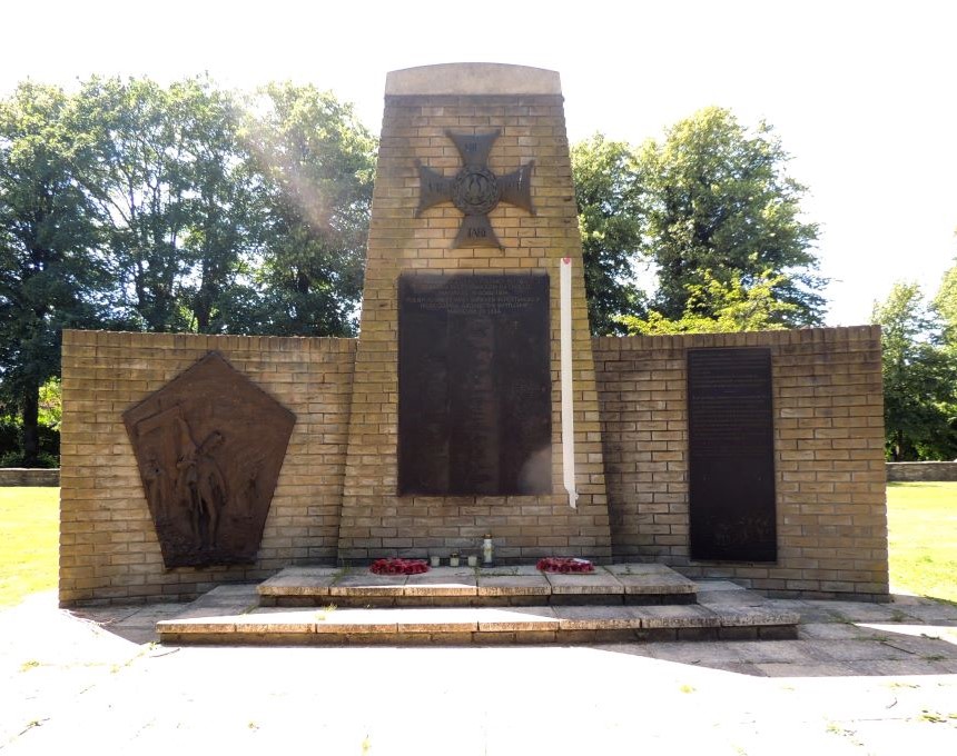 Monument à Portsmouth commémorant 212 soldats polonais de l'insurrection de novembre 1834. Comprend une plaque centrale avec la Croix de Virtuti Militari et deux plaques latérales avec des reliefs et des inscriptions.