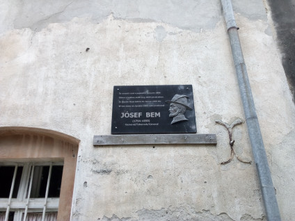 Tablica pamiątkowa na fasadzie budynku w Braszowie, Rumunia, upamiętniająca pobyt generała Józefa Bema od 21 do 24 marca 1849 roku. Inskrypcja w sześciu językach, w tym po polsku.