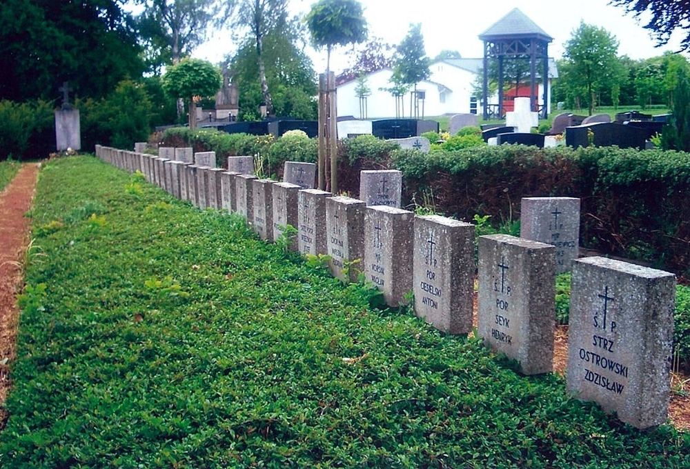 Photo showing Groby polskich żołnierzy i oficerów z Oflagu VI B