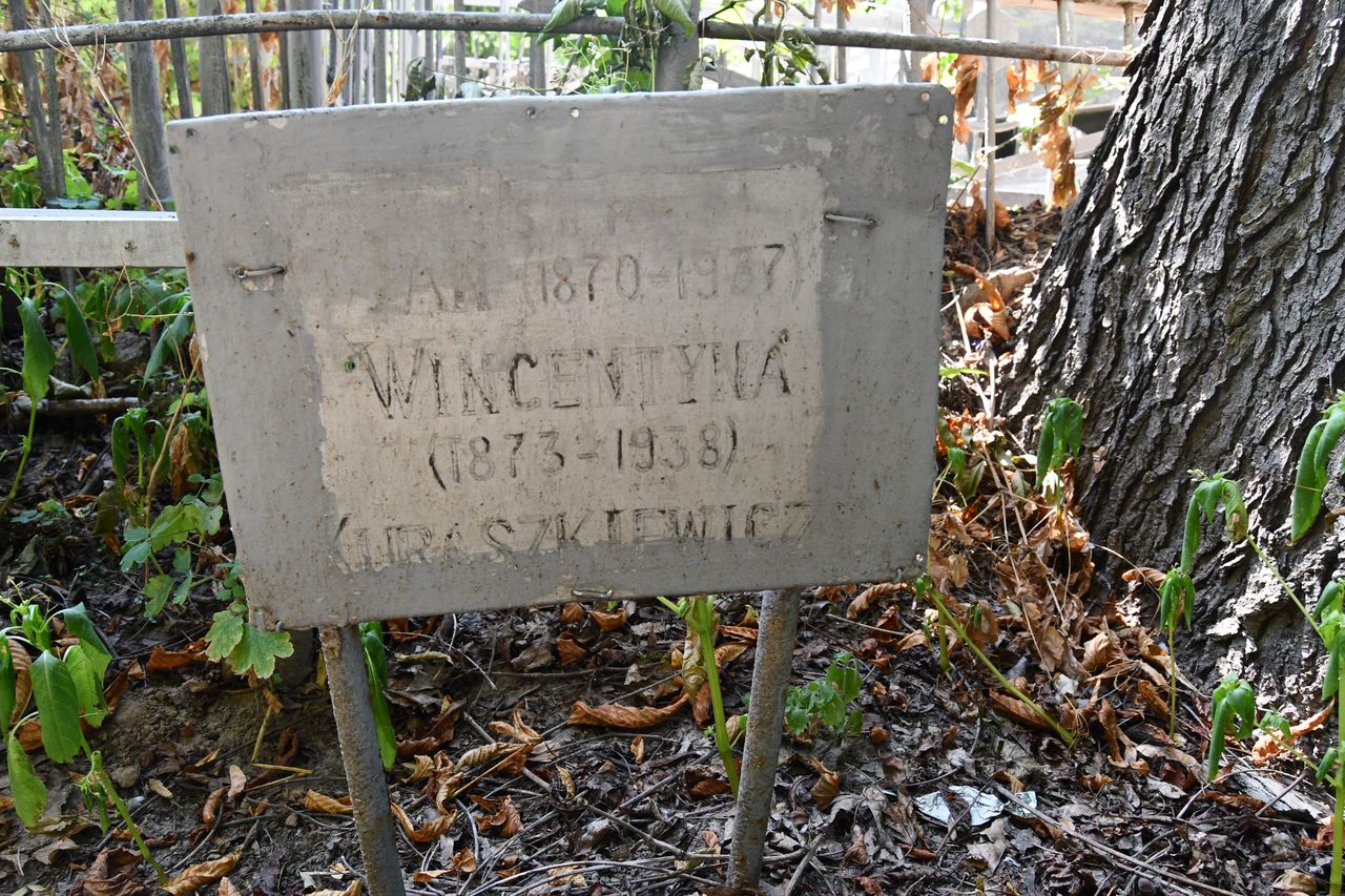 Nagrobek Jana i Wincentyny Kuraszkiewiczów, cmentarz Bajkowa w Kijowie, stan z 2021.