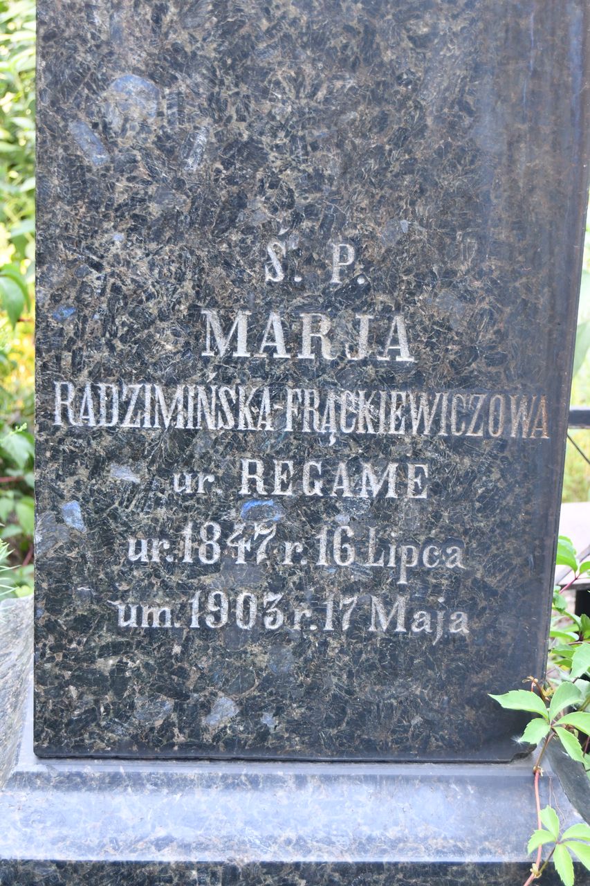 Fragment nagrobka Marii Radzimińskiej-Frąckiewiczowej, cmentarz Bajkowa w Kijowie, stan z 2021.