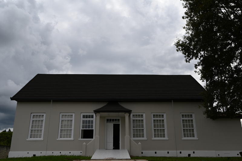 Photo showing Dwa portrety mężczyzny pędzla Krystyny Kopczyńskiej-Sadowskiej w Casa da Memória (Domu Pamięci Polskiej Imigracji) w Mallet, w brazylijskim stanie Paraná