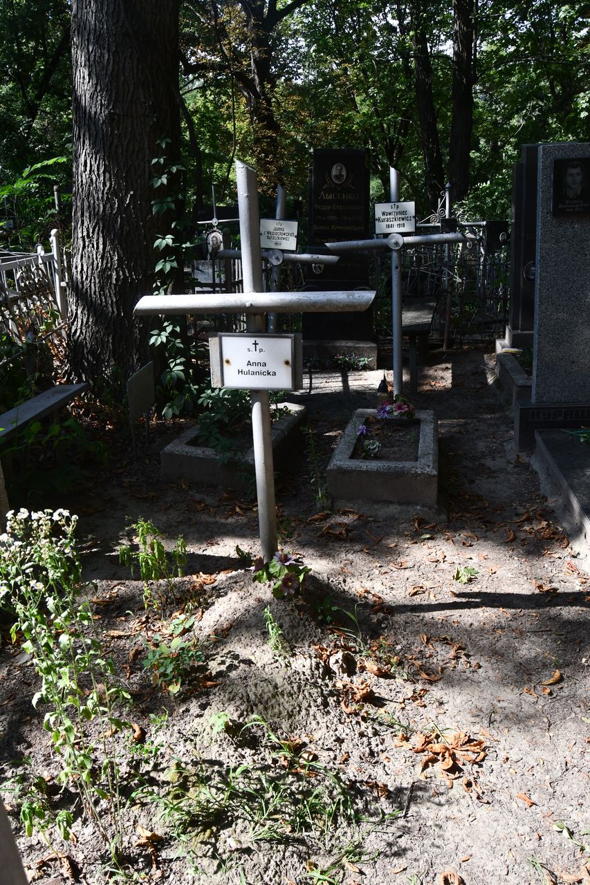 Tombstone of Anna Hulanitskaya, Baykova cemetery in Kiev, as of 2021.