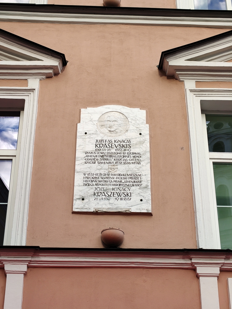 Photo showing Tablica upamiętniająca Józefa Ignacego Kraszewskiego w Wilnie