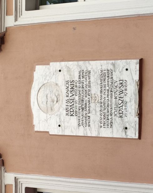 Photo showing Tablica upamiętniająca Józefa Ignacego Kraszewskiego w Wilnie