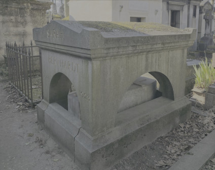 Kamienna tumba Sarah Bernhardt z nakrywą sarkofagową i łukowatymi bokami. Napis 'SARAH BERNHARDT' z datami '1844' i '1923'.