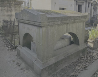 Kamienna tumba Sarah Bernhardt z nakrywą sarkofagową i łukowatymi bokami. Napis 'SARAH BERNHARDT' z datami '1844' i '1923'.