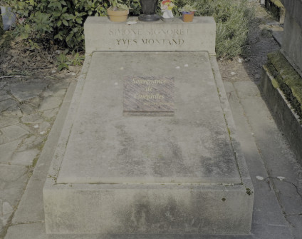 Grób Yves'a Montanda i Simone Signoret z ukośnym cokołem i płaską płytą. Przy wezgłowiu niska stela w kształcie sześcianu z inskrypcjami oraz granitowa tabliczka na płycie.
