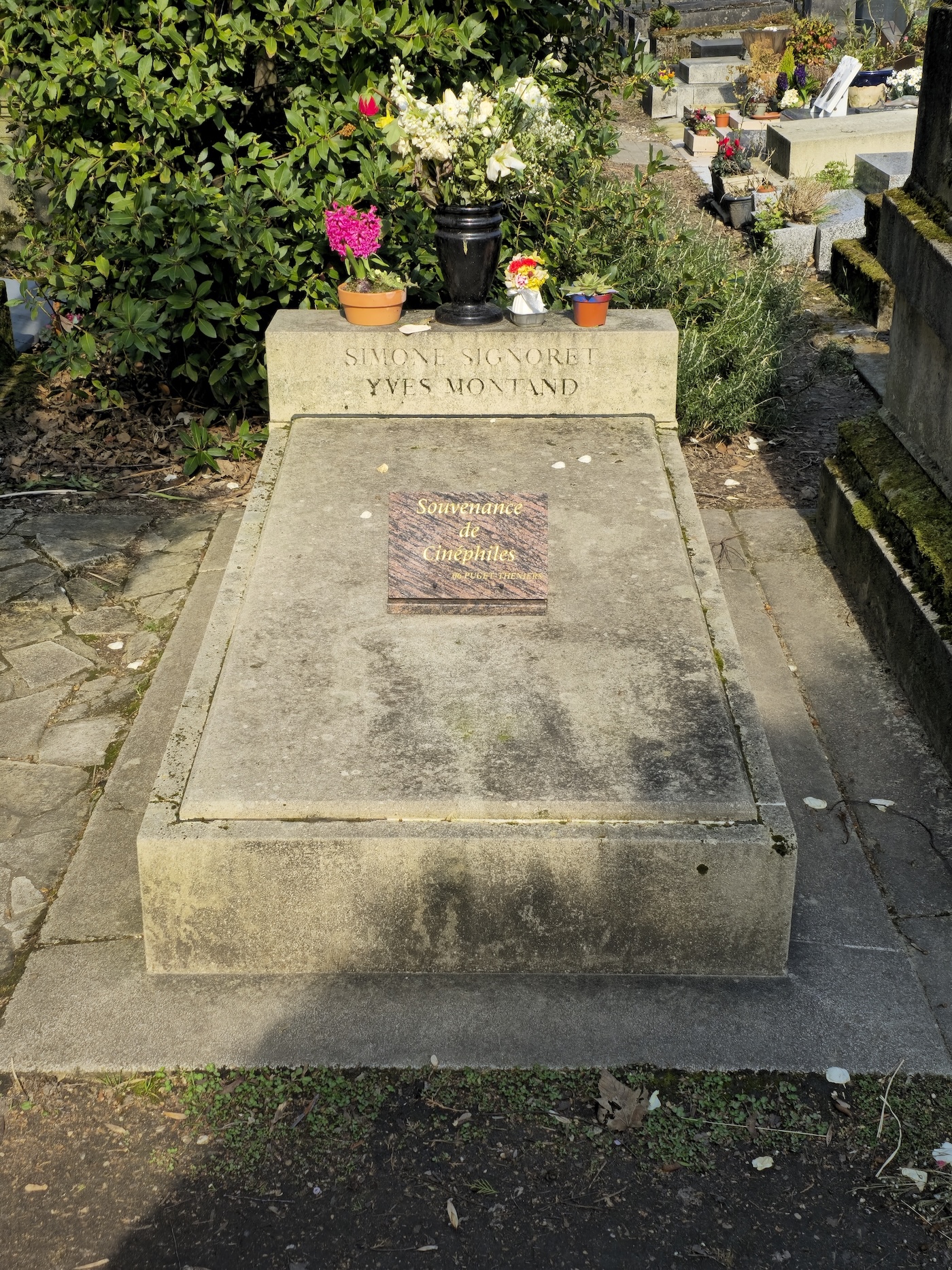 Photo montrant Nagrobek Yves\'a Montanda i Simone Signoret