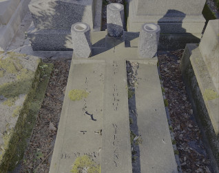 Nagrobek Franciszki Kościukiewicz-Grzywniak z wysokim cokołem i schodkową, lekko spadzistą płytą z wypukłym krzyżem. Inskrypcje na czole płyty, pionowym ramieniu krzyża i po lewej stronie krzyża.