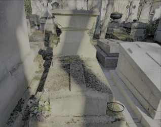 Nagrobek rodziny Riguelle i Edwarda Mirenowicza z cokolem schodkowym i krzyżem. Inskrypcja na żardiniery. Znajduje się na cmentarzu z otaczającymi grobami.