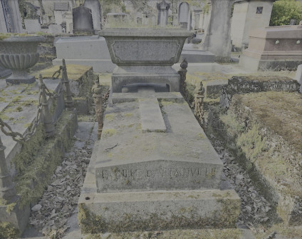 Nagrobek rodzin d'Attainville i Poujade z cokolem schodkowym, skośną dwuspadową płytą kamienną z krzyżem oraz wysoką kamienną żardinierą na nóżkach u wezgłowia.