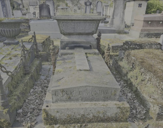 Nagrobek rodzin d'Attainville i Poujade z cokolem schodkowym, skośną dwuspadową płytą kamienną z krzyżem oraz wysoką kamienną żardinierą na nóżkach u wezgłowia.