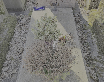 Nagrobek Georgesa Peyrou i Jadwigi Kukułczanki-Peyrou z płaską płytą kamienną, inskrypcje na lewej i prawej kolumnie oraz metalowa tabliczka. Na płycie umieszczone są rośliny i suche kwiaty.