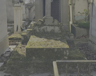 Pokryty mchem nagrobek rodziny de Rafélis Saint-Sauveur z szerokim cokołem i wysokim krzyżem wspartym wolutami. Na płycie widoczne są inskrypcje w dwóch kolumnach.