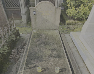 Nagrobek Colette Brzyski z cokołem schodkowym i lekko skośną płytą. U wezgłowia prostokątna stela z owalnym zdjęciem i inskrypcją, zwieńczona półkoliście.