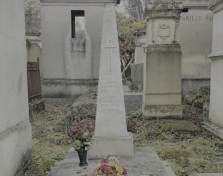 Nagrobek Józefa i Marianny Walkiewiczów z dwuspadową płytą na niskim postumencie. U wezgłowia ścięty obelisk z wyrytym krzyżem i inskrypcją. Przed nim umieszczone kwiaty.