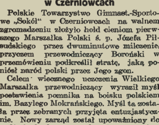 Wycinanka prasowa z 1935 roku omawiająca plany postawienia pomnika Piłsudskiego w Czerniowcach. Tekst wspomina o zebraniu Towarzystwa Gimnastycznego Sokół i podkreśla znaczenie dziedzictwa Piłsudskiego.