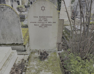 Nagrobek Gitli Barszczewskiej i Hervé Jakubowicza z prostokątną stelą zakończoną półokrągło. Nad inskrypcjami wyryta gwiazda Dawida.