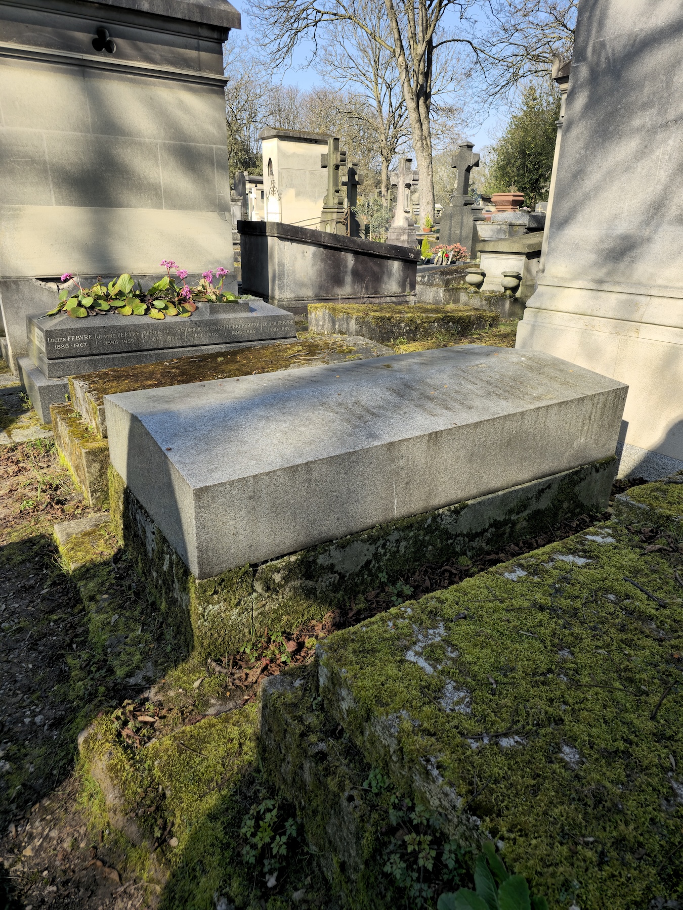 Photo showing Nagrobek rodzin Harenów i Rogerów oraz Roberta Kaczki i Geneviève Varin