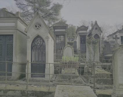 Kapliczka z dachem sarkofagowym, być może pierwotnie zwieńczona małym krzyżem. Nad wejściem marmurowa tablica z inskrypcją. Drzwi z żeliwnymi prętami układającymi się w krzyż z promieniami i kołem.