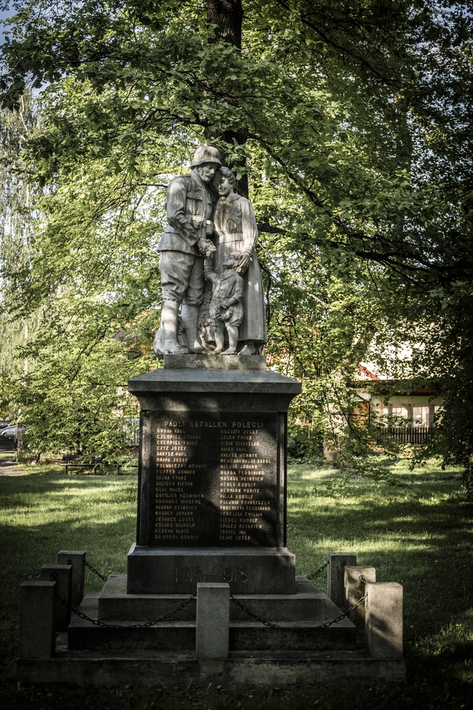 Пам'ятник Першій світовій війні в Карвіні, що зображує солдата, жінку та дитину з вінком. Пам'ятник оточений деревами, з вигравіруваними іменами загиблих.