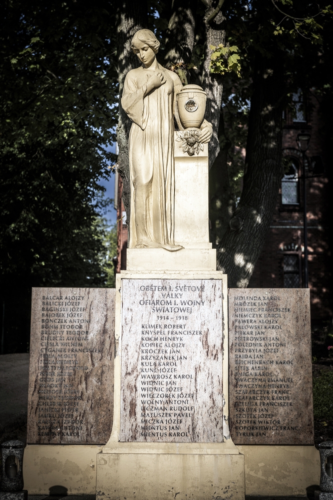 Пам'ятник жертвам Першої світової війни в Карвіні, зі статуєю жінки, що тримає урну, та табличками з викарбуваними іменами загиблих.