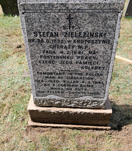 Nagrobek Stefana Zielezińskiego na cmentarzu Borough, z inskrypcjami w języku polskim i angielskim, upamiętniającymi jego śmierć na posterunku podczas bombardowania niemieckiego 4.2.1941.