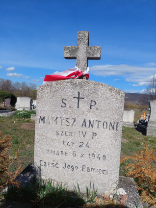 Nagrobek polskiego żołnierza Antoniego Mamysza na cmentarzu Szent Gyorgy, z krzyżem i napisem: 'S.P. Mamysz Antoni, szer. IV P., lat 24, zmarł 6 X 1940, Cześć Jego Pamięci'.