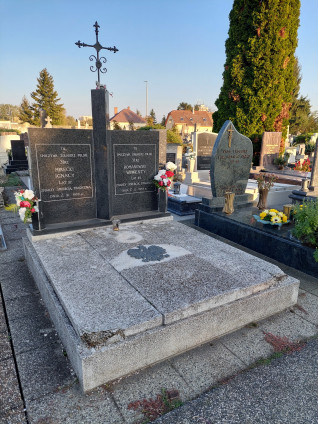 Grób polskich żołnierzy Ignacego Mireckiego i Wincentego Romanowskiego na Węgrzech. Nagrobek z inskrypcjami ich imion i dat śmierci, zwieńczony metalowym krzyżem. Na płycie poziomej płaskorzeźba orła w koronie.
