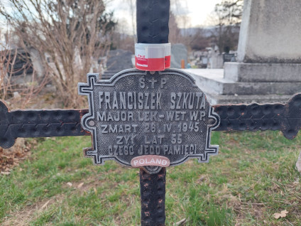 Tabliczka nagrobna majora Franciszka Szkuty, lekarza weterynarii WP, z napisem: 'ŚP. FRANCISZEK SZKUTA MAJOR LEK.-WET. W.P. ZMARŁ 26.IV.1945 ŻYŁ LAT 55 CZEŚĆ JEGO PAMIĘCI'.