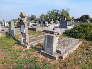 Dwa polskie groby na cmentarzu w Zalaszentgrót. Lewy grób ma kamienny krzyż i inskrypcję dla Józefy Barbary Tężyckiej. Prawy grób jest prostszy, z tablicą dla Jana Książka. Oba groby ozdobione kwiatami.