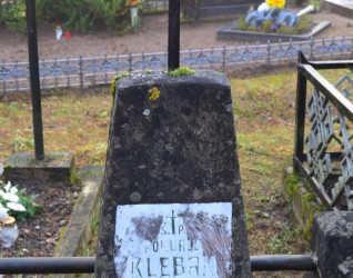 Grób Romualda Klebana, lekarza weterynarii, na cmentarzu katolickim w Święcianach. Grób zdobi betonowy obelisk z metalowym krzyżem i marmurową tablicą z jego imieniem i szczegółami śmierci w 1944 roku.