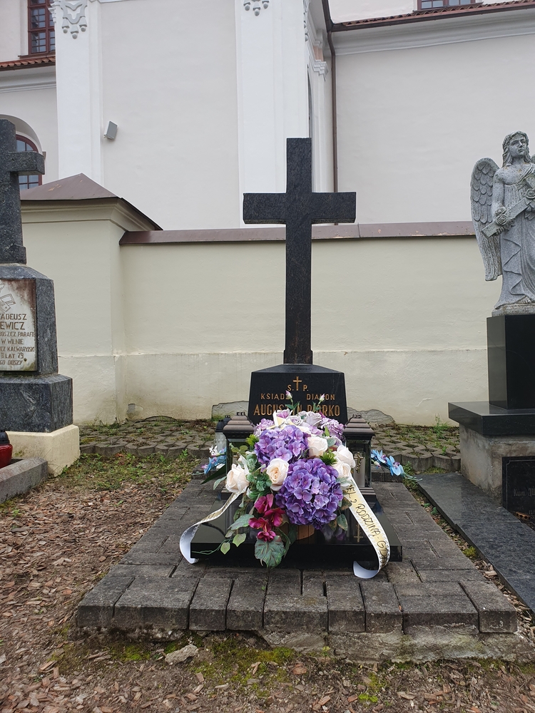 Fotografia przedstawiająca Grób diakona zamordowanego przez gestapo w 1942 r.