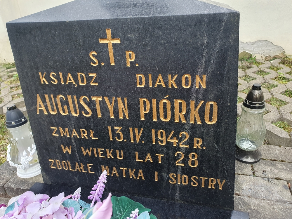 Fotografia przedstawiająca Grób diakona zamordowanego przez gestapo w 1942 r.