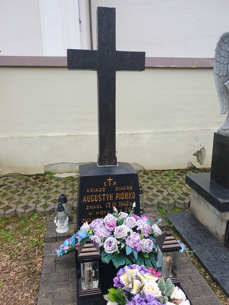 Fotografia przedstawiająca Grób diakona zamordowanego przez gestapo w 1942 r.