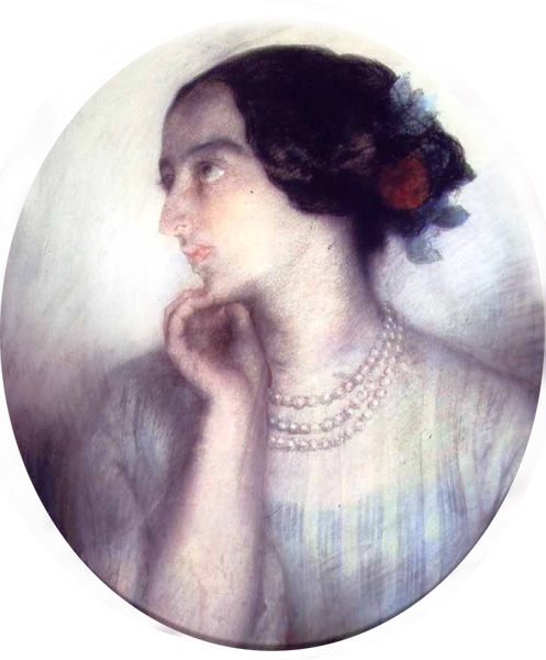 Portrait d'une femme aux cheveux noirs, portant un collier de perles et une robe claire, regardant sur le côté avec une expression pensive.