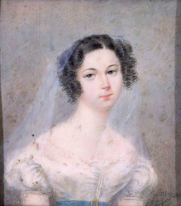 Portrait d'une jeune femme aux cheveux noirs et bouclés, portant une robe blanche et un voile. L'arrière-plan est d'une couleur neutre atténuée.