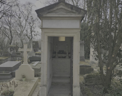 Kapliczka klasycystyczna z dwuspadowym dachem i krzyżem, boniowane ściany, żeliwne drzwi z motywami roślinnymi. Wewnątrz ołtarzyk z marmurowymi świecznikami i inskrypcje na tablicach marmurowych.