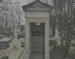 Kapliczka klasycystyczna z dwuspadowym dachem i krzyżem, boniowane ściany, żeliwne drzwi z motywami roślinnymi. Wewnątrz ołtarzyk z marmurowymi świecznikami i inskrypcje na tablicach marmurowych.