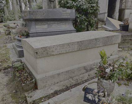 Nagrobek Pierre’a Leroya i Mieczysława Olbrycha z inskrypcjami na skośnej nakrywie. Grób otoczony roślinami i kwiatami w donicach.