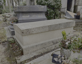 Nagrobek Pierre’a Leroya i Mieczysława Olbrycha z inskrypcjami na skośnej nakrywie. Grób otoczony roślinami i kwiatami w donicach.