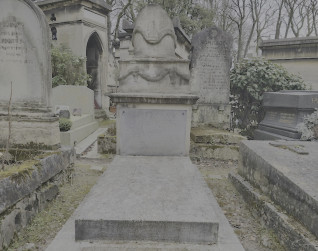 Nagrobek z cokołem schodkowym i skośną płytą, motyw antyczny z girlandą podtrzymywaną przez czaszki byków. Inskrypcja na czarnej marmurowej tablicy. Otaczające nagrobki i zieleń.