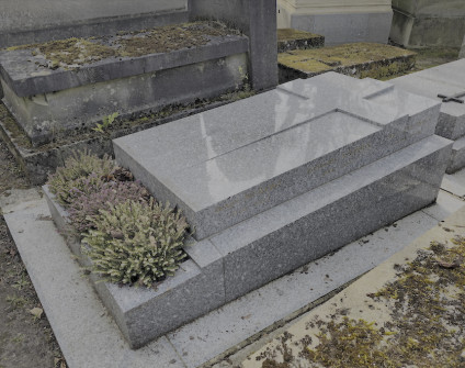 Nagrobek rodzin Murawów i Vilpouxów oraz Willy’ego Wulfing-Luera. Cokół ze skośnymi brzegami z żardinierą z przodu. Schodkowa, lekko skośna płyta z plastycznym krzyżem. Inskrypcje na lewym i prawym boku.