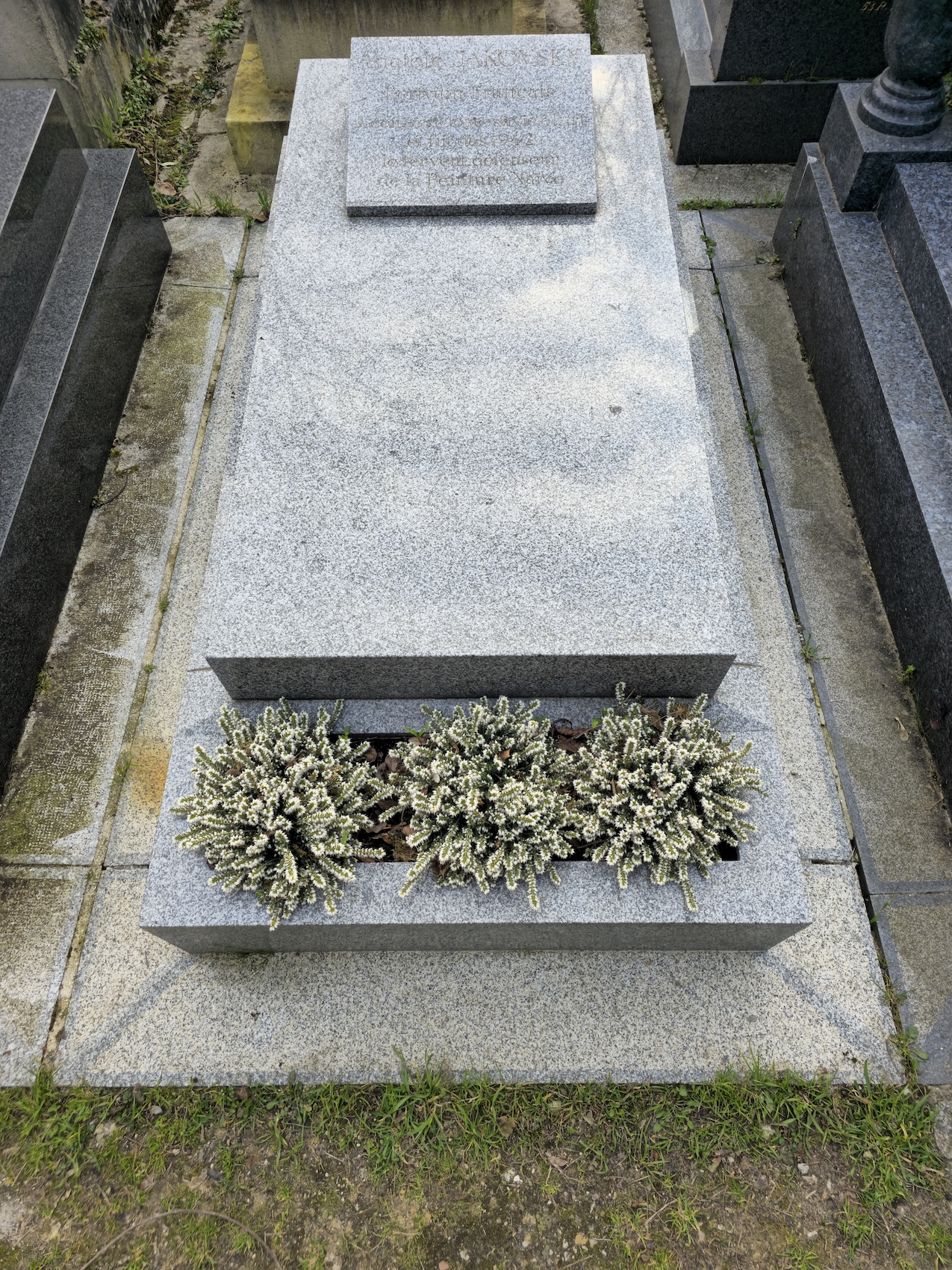 Photo montrant Nagrobek Anatola i Renée Jakovsky’ch