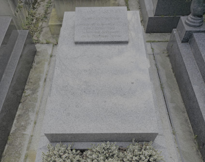 Nagrobek Anatola i Renée Jakovsky’ch z wysokim cokołem i schodkową, lekko skośną płytą. Inskrypcje na tablicy w kształcie pulpitu i porcelanowej tabliczce przypominającej otwartą książkę.