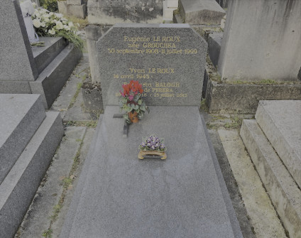 Nagrobek Enriquety Balogh, Eugenii Gruszki i Yvona Le Roux z inskrypcjami na schodkowym cokole. Na płycie mały krzyż z czarnego kamienia i kwiaty.