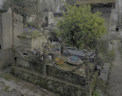 Nagrobek Catherine i N.N. Salamansky z cokołem schodkowym, grubą płytą z krzyżem i żeliwnymi słupkami z łańcuchami. Obecna jest żardiniera z kwiatami i konstrukcja na wieńce.